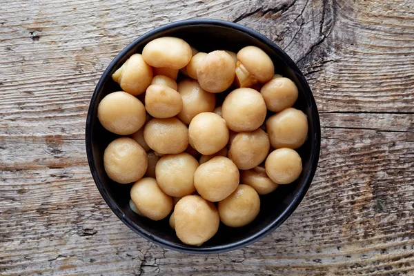 Kom met ingemaakte champignons van bovenaf — Stockfoto