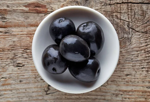 Skål med svarta oliver från ovan — Stockfoto