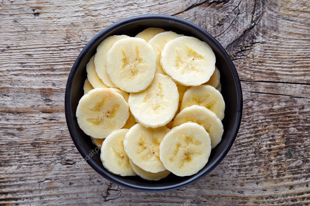 Bowl of sliced banana from above — Stock Photo ©
