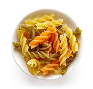 Yukarıdaki beyaz izole üç renkli makarna