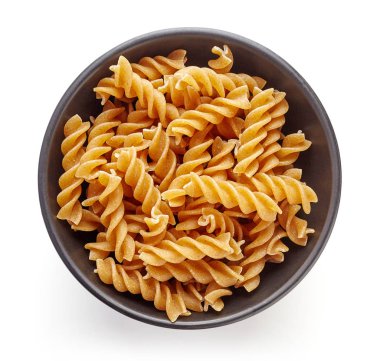 Yukarıdaki beyaz izole kase tam tahıllı makarna