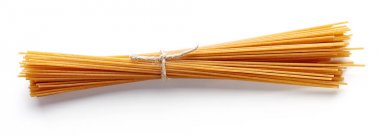 Yukarıdaki beyaz izole tam tahıl spagetti makarna