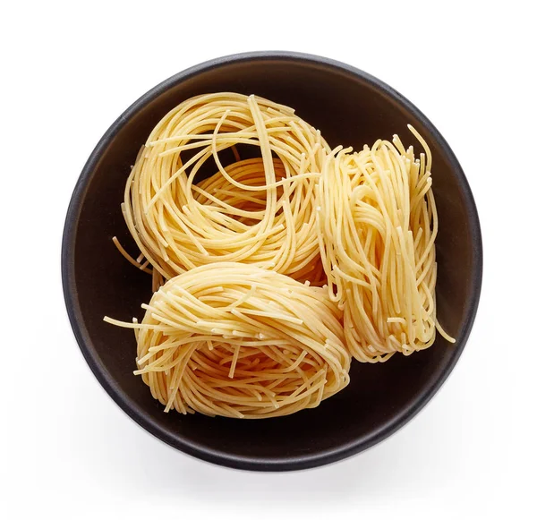 Pasta en un tazón aislado sobre blanco, desde arriba — Foto de Stock