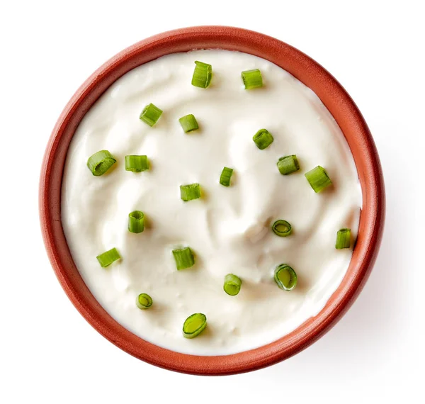 Ekşi krema ile yeşil soğan beyazdan abo izole kase