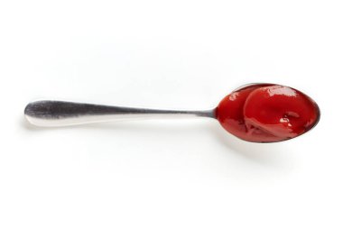 Bir kaşık beyaz üzerinde yukarıdan izole içinde ketçap