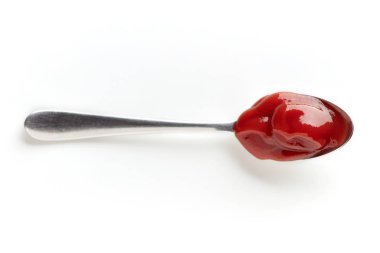 Bir kaşık beyaz üzerinde yukarıdan izole içinde ketçap