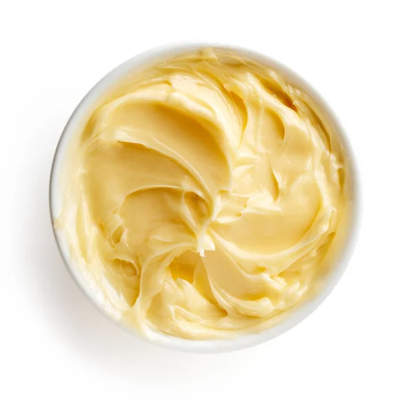 Bol de beurre sur fond blanc — Photo