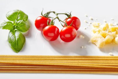 Spagetti, domates, fesleğen ve beyaz peynir