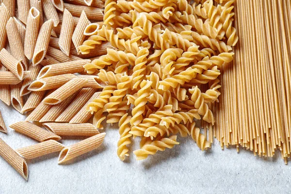 Varios tipos de pasta en la mesa de piedra — Foto de Stock