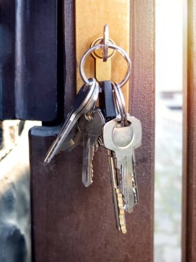 Kapı anahtar deliği içinde asılı anahtarlar