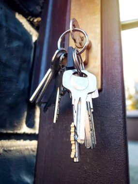 Kapı anahtar deliği içinde asılı anahtarlar