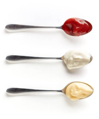 Yukarıdaki beyaz izole kaşık üç soslar