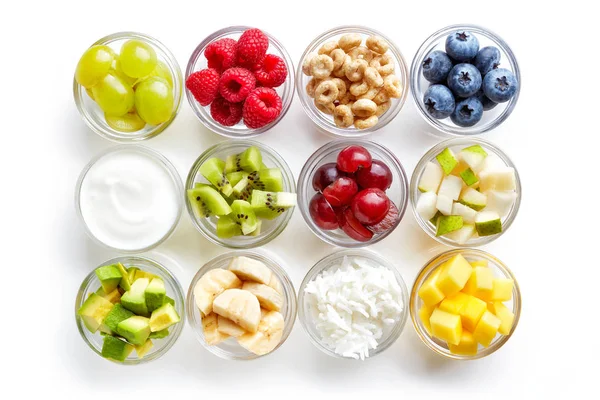 Ingrédients alimentaires dans des bols en verre isolés sur blanc, d'en haut — Photo