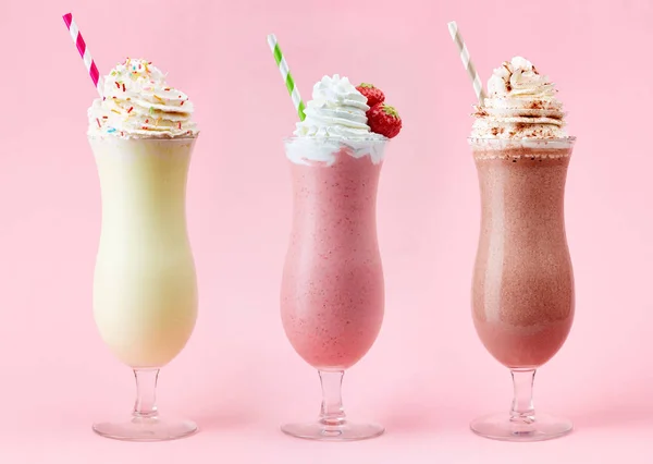 Milkshake de baunilha, morango e chocolate — Fotografia de Stock