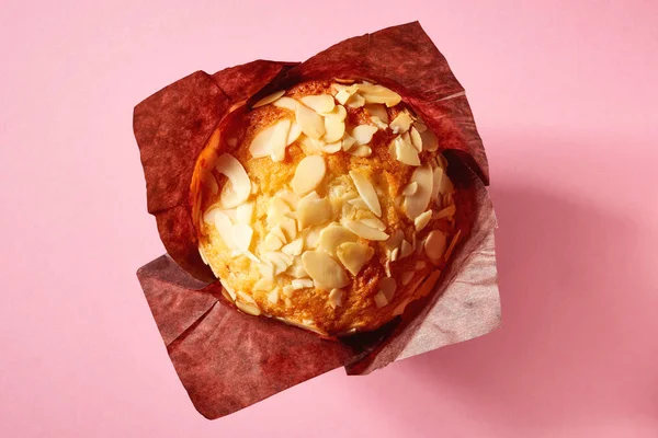 Muffin de almendra sobre fondo rosa, desde arriba —  Fotos de Stock