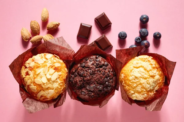 Muffins no fundo rosa, de cima — Fotografia de Stock