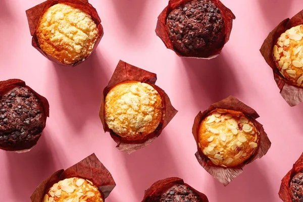 Muffins auf rosa Hintergrund, von oben — Stockfoto