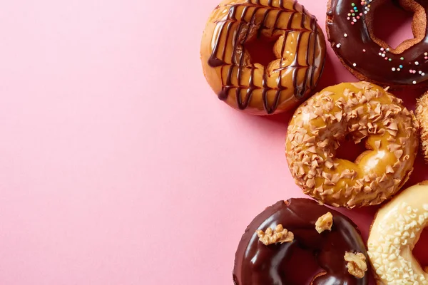 Donuts em fundo rosa, de cima — Fotografia de Stock