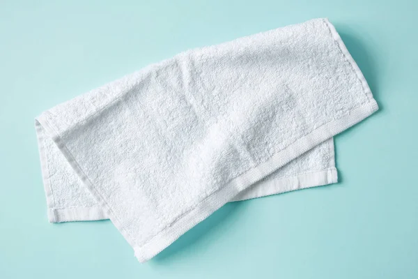 Spa handdoek op blauw, wit van bovenaf — Stockfoto