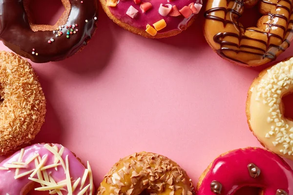Donuts em fundo rosa, de cima — Fotografia de Stock