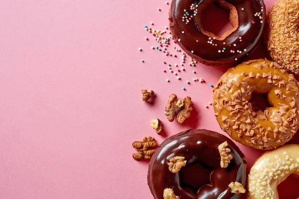 Donuts em fundo rosa, de cima — Fotografia de Stock