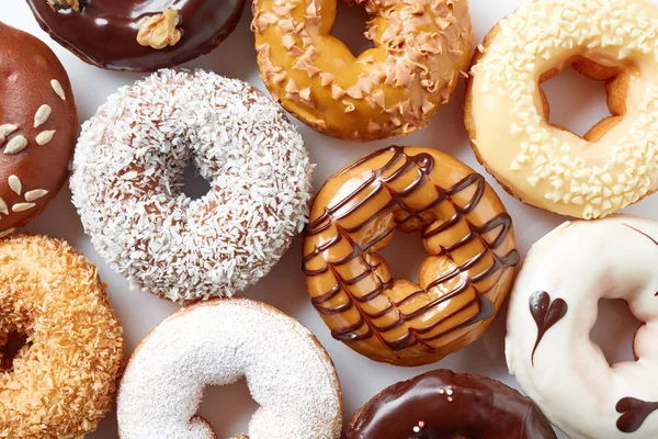 Vários donuts no fundo branco, de cima — Fotografia de Stock