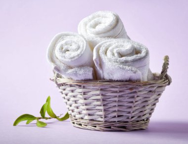 Mor zemin üzerine beyaz spa havlu