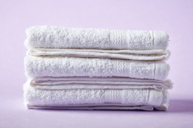 Mor zemin üzerine beyaz spa havlu