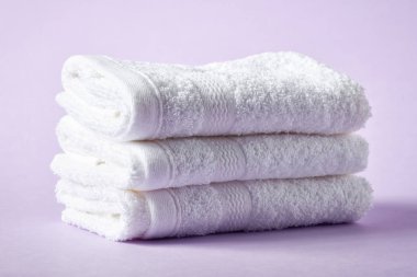 Mor zemin üzerine beyaz spa havlu