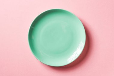 Yeşil plaka üzerinden yukarıdaki pembe arka plan üzerinde