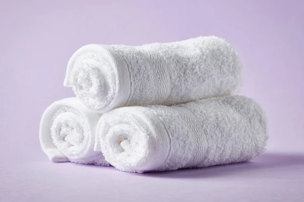 Vita spa handdukar på lila bakgrund — Stockfoto