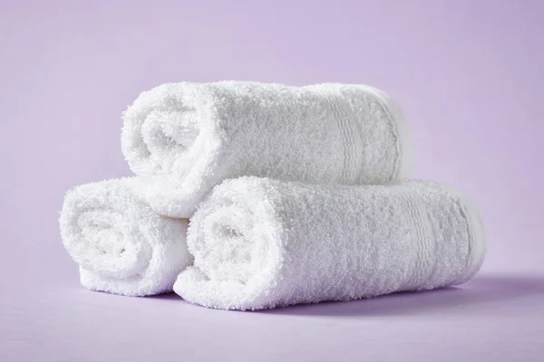 Vita spa handdukar på lila bakgrund — Stockfoto