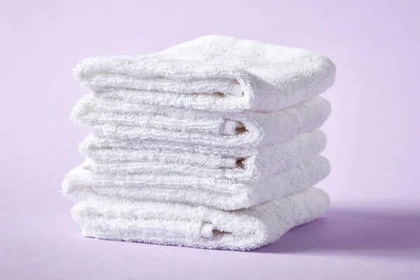 Toallas de spa blancas sobre fondo morado — Foto de Stock