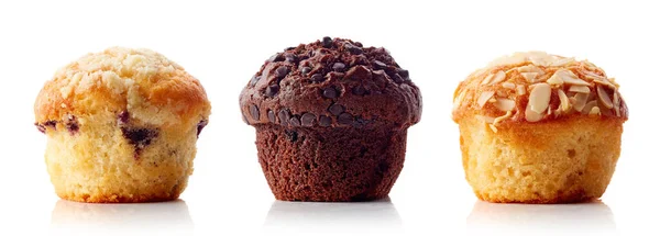 Kahverengi kağıttaki muffinler beyaz arkaplanda izole edilmiş, üst görünüm
