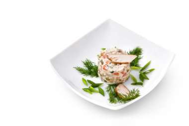 Rus geleneksel salatası Olivier yeşillikleri ile