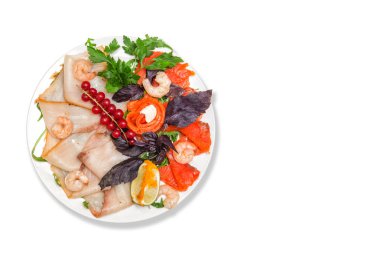 Masanın üzerinde çeşitli deniz ürünleri