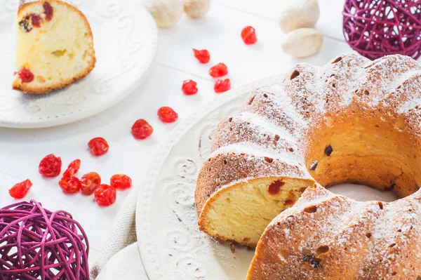 건포도, 말린된 체리와 설탕 가루 bundt 케이크 — 스톡 사진