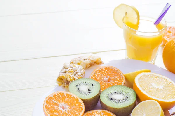 Begreppet hälsosam frukost, juice, frukt och spannmål barer. — Stockfoto