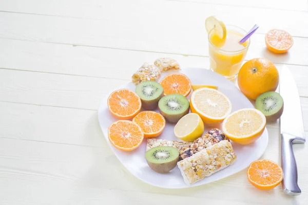 Das Konzept eines gesunden Frühstücks, Saft, Obst und Müsliriegel. — Stockfoto