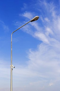 Com güvenliği için ışık direkleri üzerinde sıkışmış güvenlik kamerası