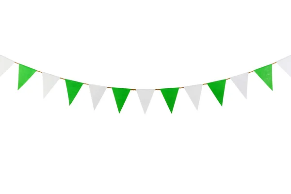 Üçgen kağıtları ipe asılı. Beyaz arka plan üzerinde.