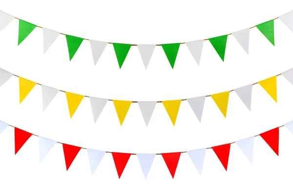 Üçgen kağıtları ipe asılı. Beyaz arka plan üzerinde.