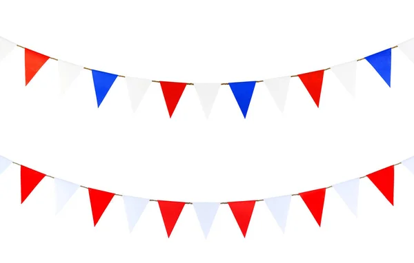 Üçgen kağıtları ipe asılı. Beyaz arka plan üzerinde.