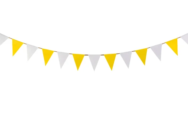 Üçgen kağıtları ipe asılı. Beyaz arka plan üzerinde.