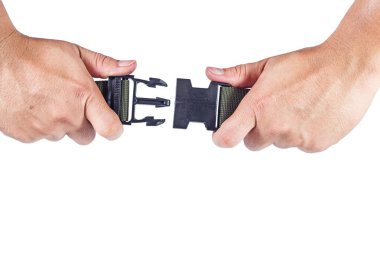 Elini tut yan yayın tokası plastik yeşil kuşak naylon ile.