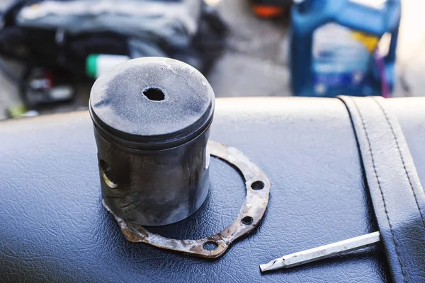 Piston üzerinde delik. Kullanıcı motosiklet hasar için gösterilen.