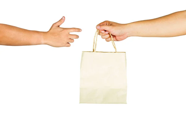 Gest dłoni trzyma worek papierowy na białym tle — Zdjęcie stockowe