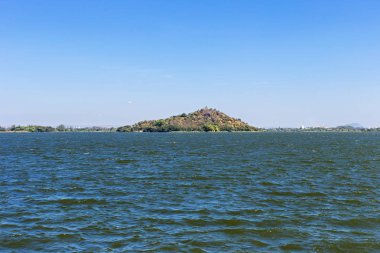 Havzanın ortasında küçük tepe.