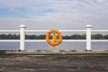 Hayat kauçuk halka acil almak için nehir çit bağlı.