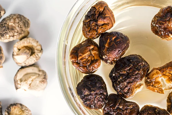 Shiitake mantar arasında kuru ve ıslak. Üst kase yakın çekim.